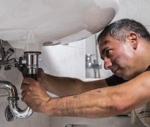 un plombier installant un robinet sur Boulogne